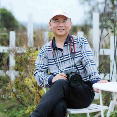 郭锋杰、男、中共党员，视觉中国签约摄影师、江西省摄影家协会会员、新余市摄影家协会会员，现在江西省新余市自然资源局工作。喜欢写作，爱好摄影，率先发现并挖掘了全国优秀共产党员、道德模范提名奖获得者蒋国珍老师资助贫困学生的先进事迹。摄影作品《不忘初心》在2019年第二届全国最美自然资源人摄影大赛中获第一名，所得8000元奖金全部资助给了新余一中高三年级的8名家庭贫困学生。摄影作品巜第一书记王建刚》入选江西省脱贫攻坚摄影展，并在新余市2020年脱贫攻坚摄影比赛中获得一等奖。